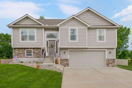 915 W 7th Ave, Kearney, MO, 64060-7658 | Card Image