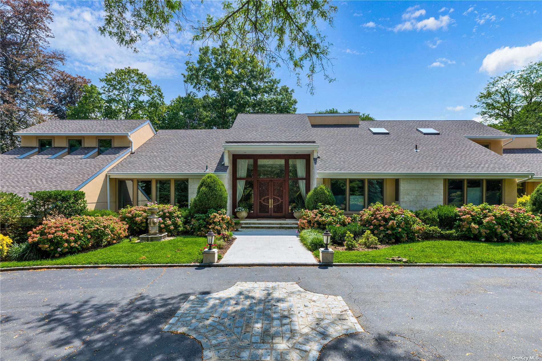 Horseshoe Rd, Old Westbury, NY 11568