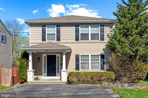 239 Railroad Ave, EPHRATA, PA, 17522-2327 | Card Image