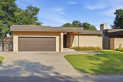 3136 S Utica Ave, Tulsa, OK, 74105-2124 | Card Image