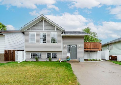 685 3 Ave W, Drumheller, AB, T0J0Y3 | Card Image