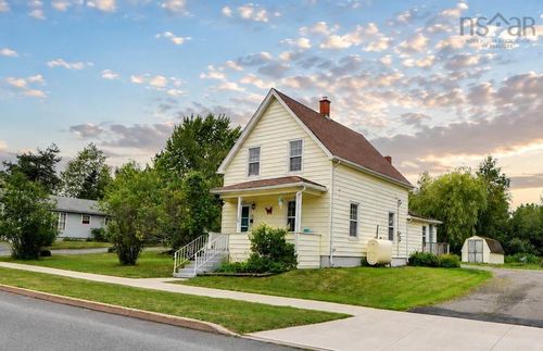 38 St Bernard St, House with 3 bedrooms, 2 bathrooms and null parking in New Glasgow NS | Card Image