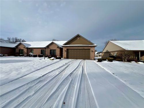 3239 Penny Ln, New Castle, PA, 16105-1043 | Card Image