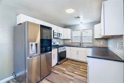 1733 Westchester Dr, The Village, OK, 73120-1126 | Card Image