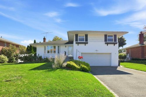16 Radnor Rd, Plainview, NY, 11803-1108 | Card Image