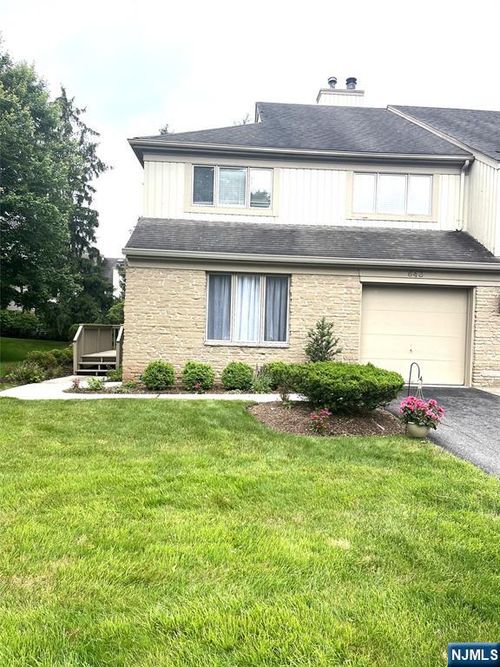 643 Blue Ridge Ln, Mahwah, NJ, 07430-3422 | Card Image