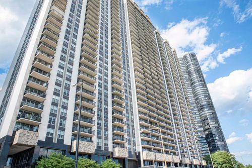3302-400 E Randolph St, Chicago, IL, 60601-5046 | Card Image