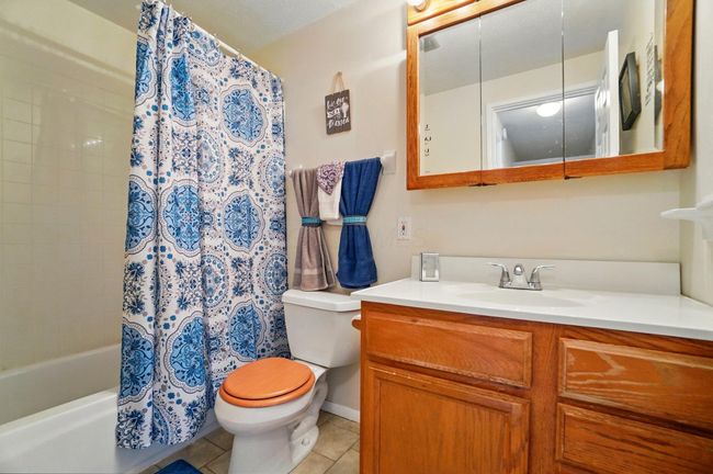 Main Full Bathroom - 5775 Corinne Creek Drive, Columbus, OH 43232 | Image 23