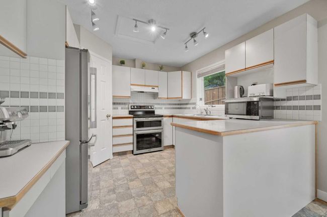 2815 Signal Hill Dr Sw, House other with 3 bedrooms, 3 bathrooms and 4 parking in Calgary AB | Image 6