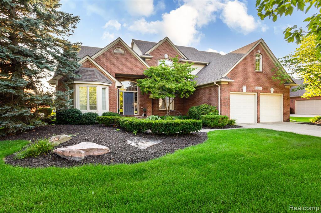 Briar Pointe Dr, Macomb, MI 48044