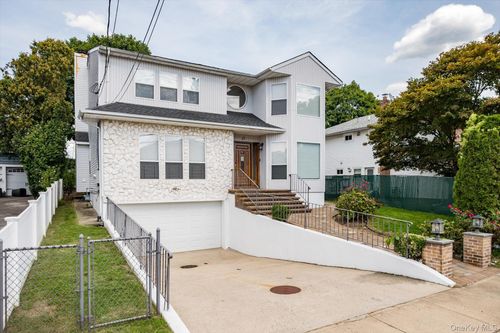 13 Locust St, Greenvale, NY, 11548-1110 | Card Image