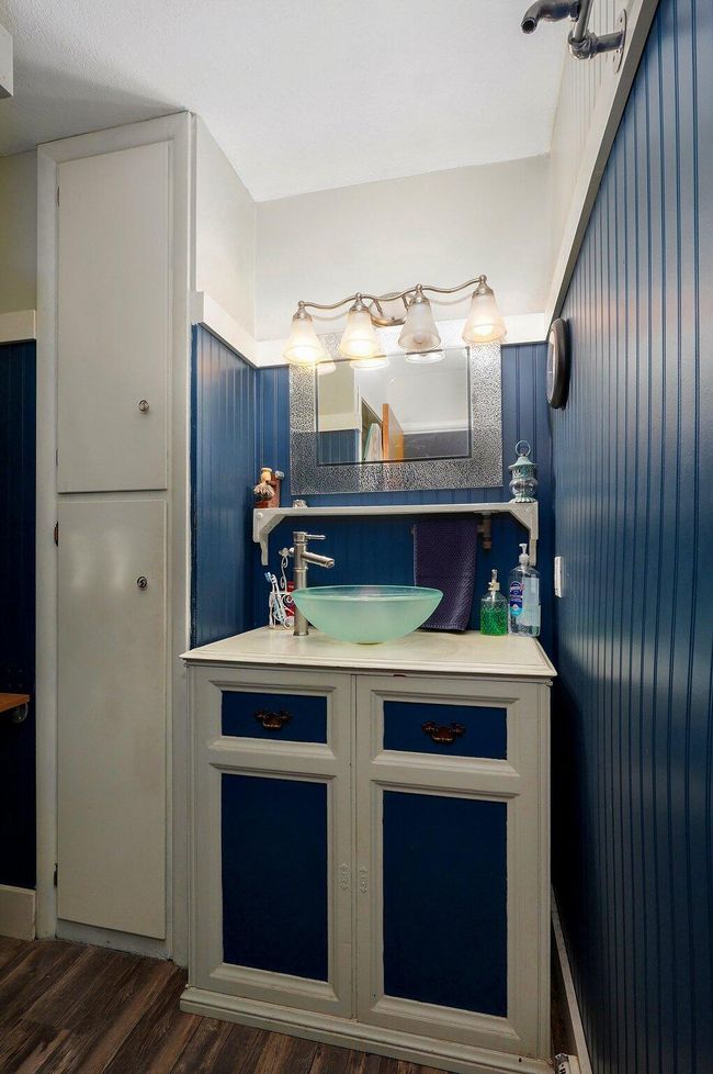 In-law quarters bathroom | Image 33