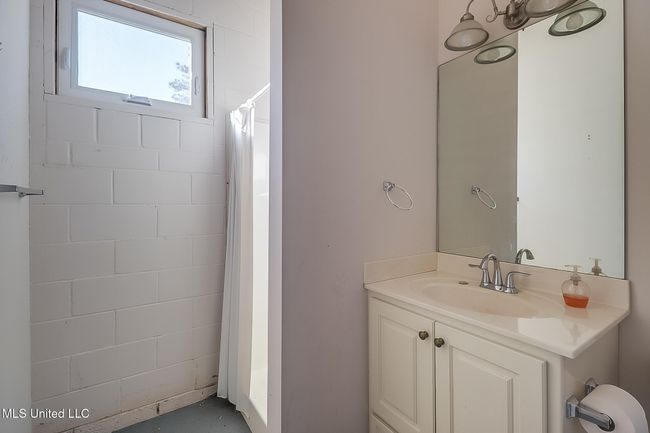 "Barn" 3/4 bath | Image 70