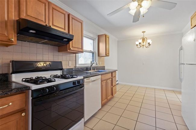 Eat in Kitchen with Gas Stove/Oven | Image 7