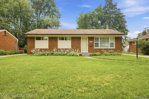 8844 Headley Dr, Sterling Heights, MI, 48314-2657 | Card Image
