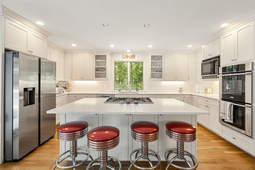 4 Crestview Ln, Milton, MA, 02186-3640 | Card Image