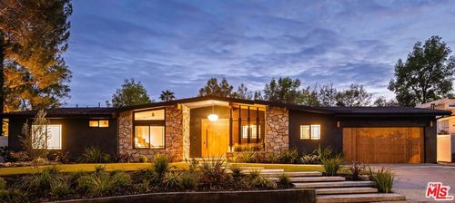 5625 Wilhelmina Ave, Woodland Hills, CA, 91367-4067 | Card Image