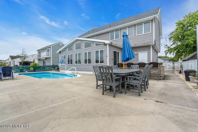 Lots of room for dining, entertaining and lounging. | Image 41