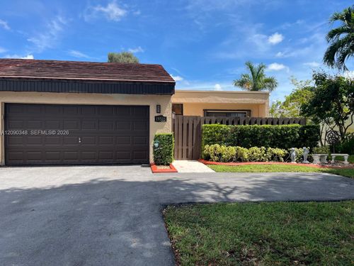 19505 E Lake Dr, Hialeah, FL, 33015 | Card Image