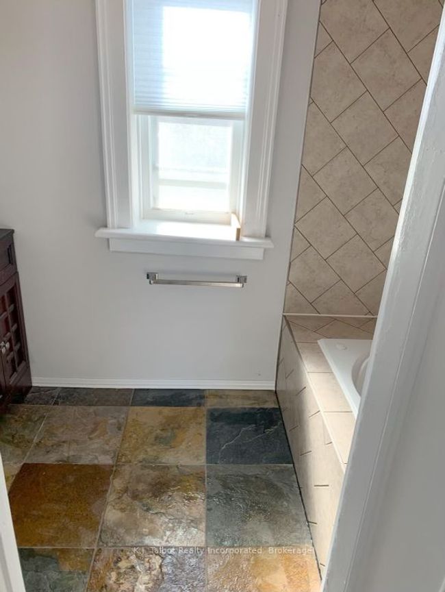 92 Newgate St, House other with 2 bedrooms, 2 bathrooms and 3 parking in Goderich ON | Image 4