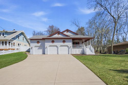 808 Hallam Ave N, Mahtomedi, MN, 55115-1714 | Card Image