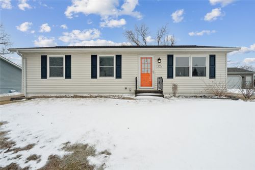 1305 Cress Pkwy, Hiawatha, IA, 52233-1843 | Card Image