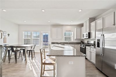 Large center island with breakfast bar - seats 4 | Image 2