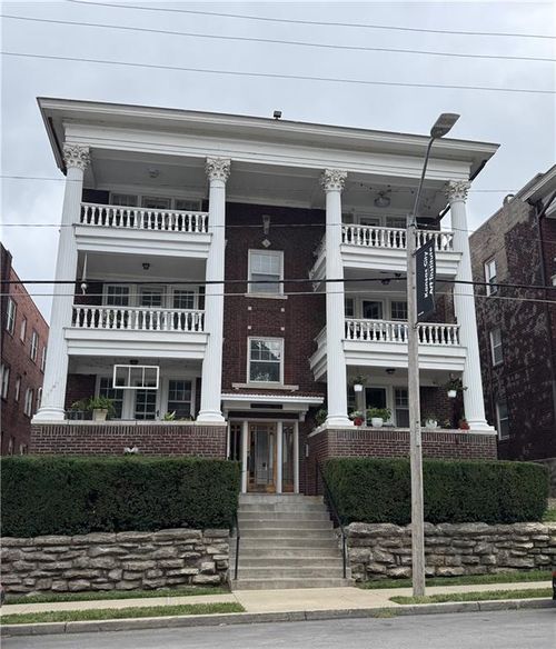 apt-2w-311 E 43rd St, Kansas City, MO, 64111-1797 | Card Image