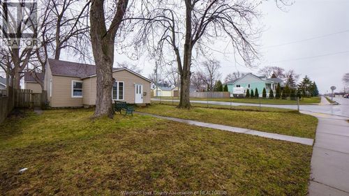 1296 Elm Ave, Windsor, ON, N8X2B5 | Card Image