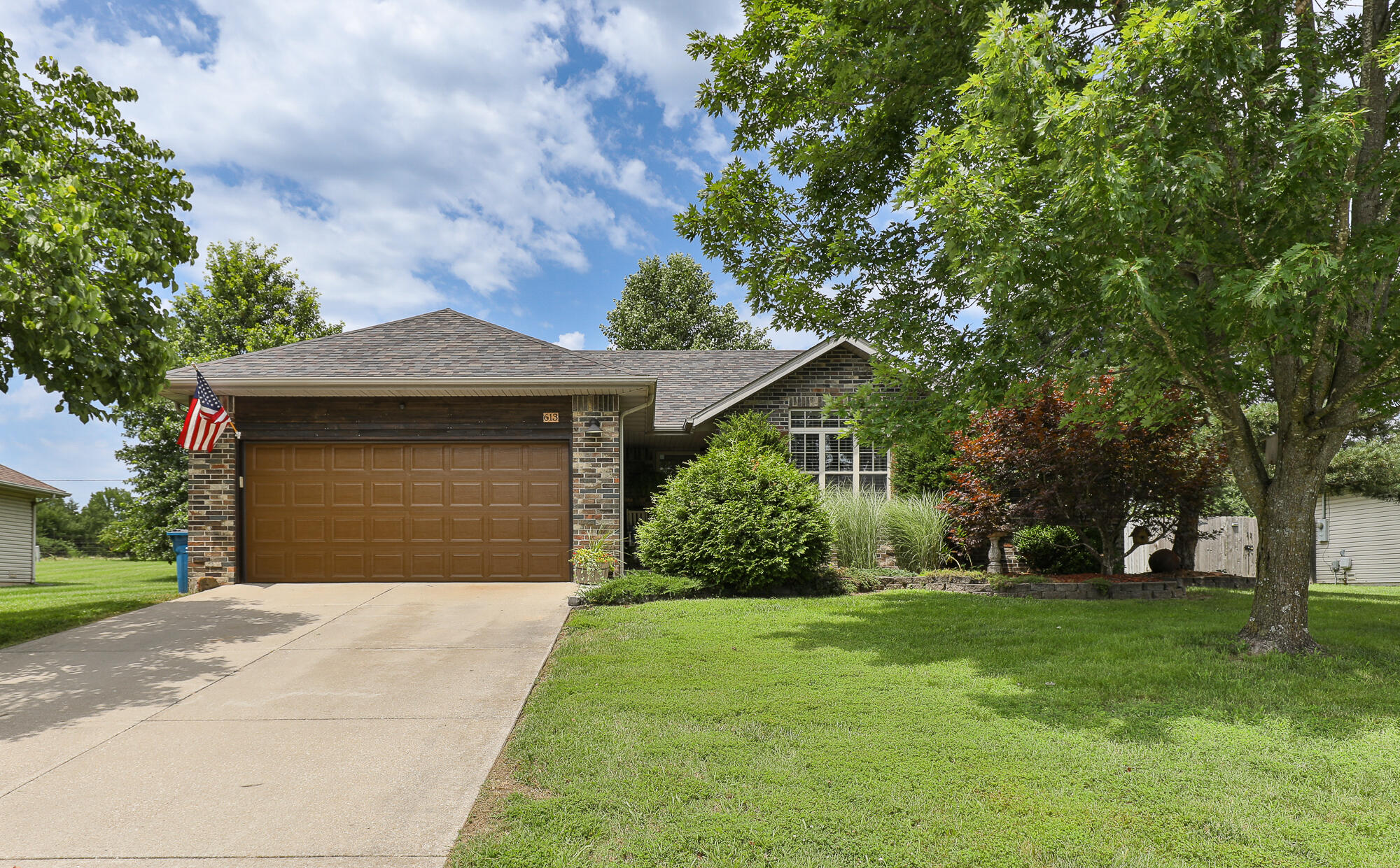 613 E Gallup Hill Rd, Pending in Nixa - eXp Realty