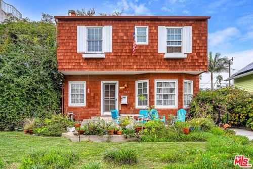 713 S Broadway, Redondo Beach, CA, 90277-4602 | Card Image