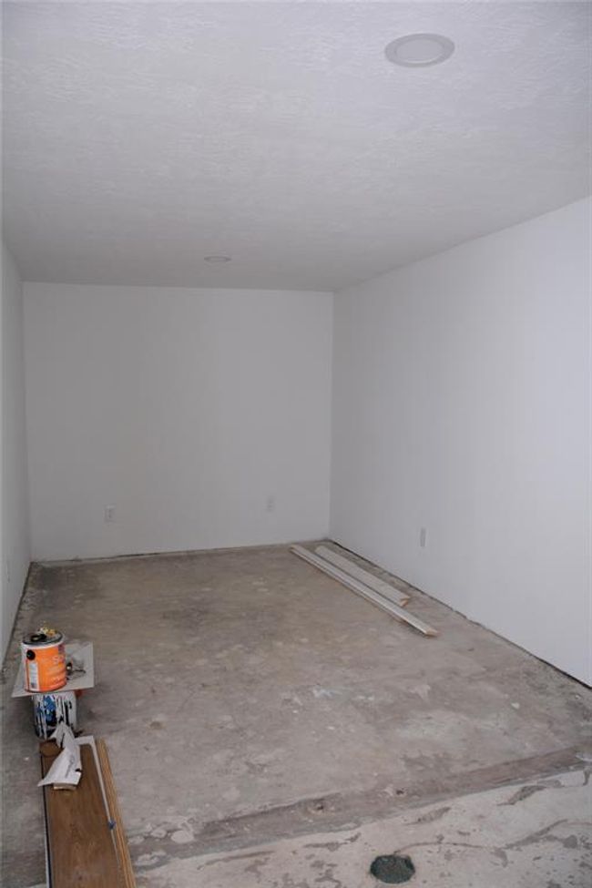 room next to garage | Image 16
