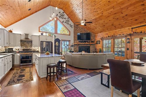 845 Silverleaf Rd, Zionville, NC, 28698-9349 | Card Image