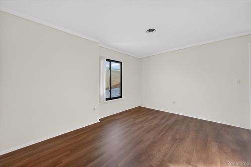 29900 Grand Oaks Dr, Warren, MI, 48092-4674 | Card Image