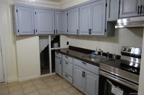 664 Bryant St, Westbury, NY, 11590-4404 | Card Image