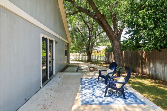 Side Patio with French Doors Leading to Dining/Kitchen | Image 27