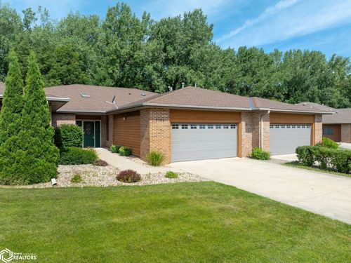 2048 Hunters Ridge Dr, Mason City, IA, 50401-7500 | Card Image