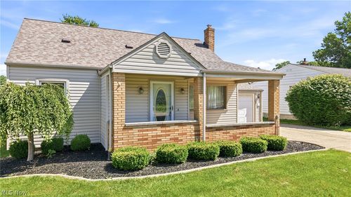 245 E Manor Ave, Struthers, OH, 44471-1546 | Card Image