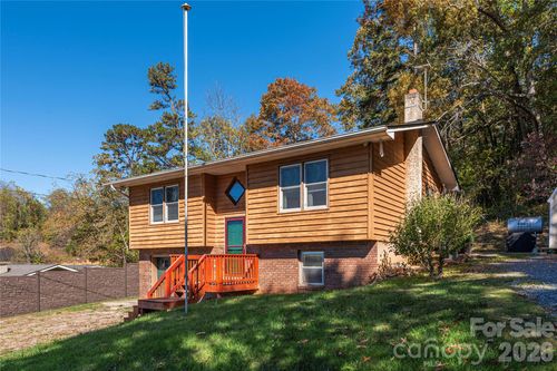 29 Arrowhead St, Clyde, NC, 28721-8615 | Card Image