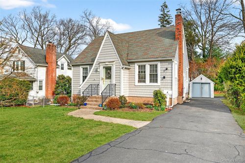 8 W Palisades Ave, Nanuet, NY, 10954-3210 | Card Image