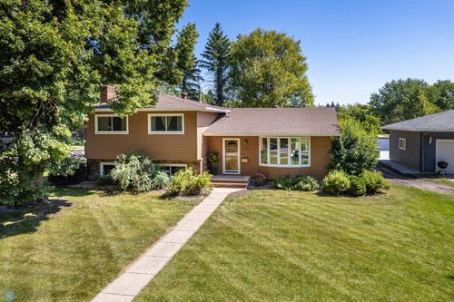 2925 Edgewood Dr N, Fargo, ND, 58102-1646 | Card Image