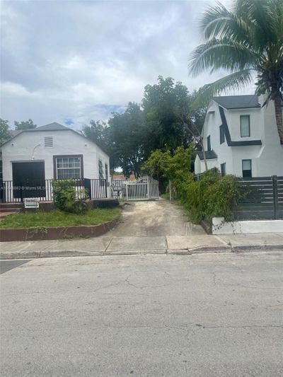 53 Ne 50th Ter, House other with 3 bedrooms, 1 bathrooms and null parking in Miami FL | Image 3