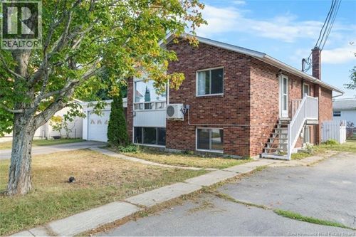 883 Rue Landry, Bathurst, NB, E2A2V2 | Card Image