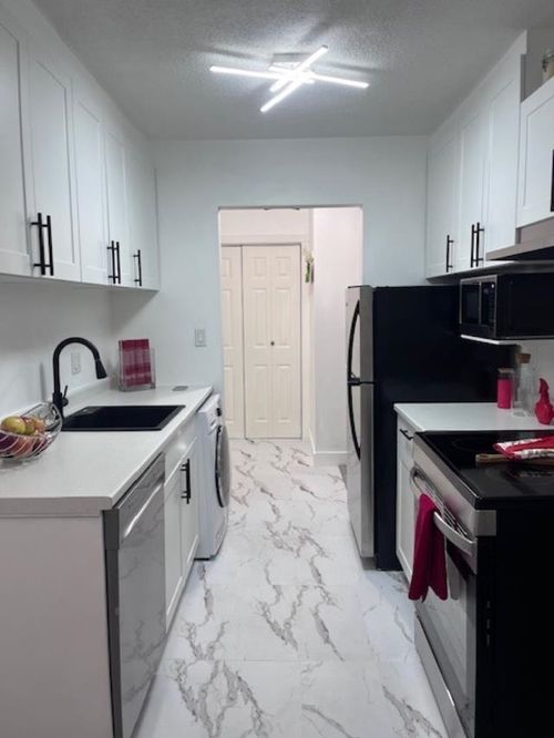 212-780 Premier St, North Vancouver, BC, V7J2G8 | Card Image