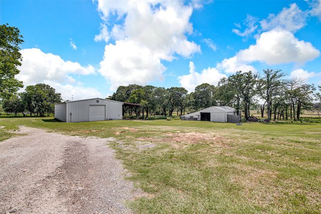 Workshop with electric on the left. Barn with electric on the right | Image 36