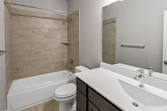 Full bath for secondary bedrooms | Image 26