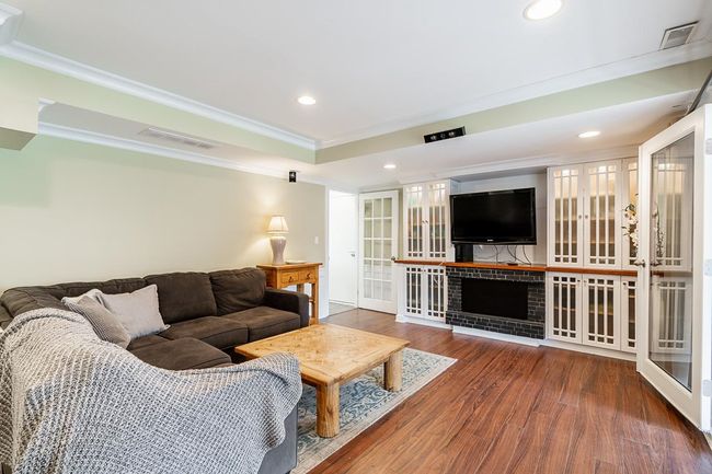 Living area with visible vents, recessed lighting, crown molding, and wood finished floors | Image 15