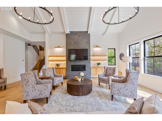 Living Room-Vaulted Ceilings | Image 8