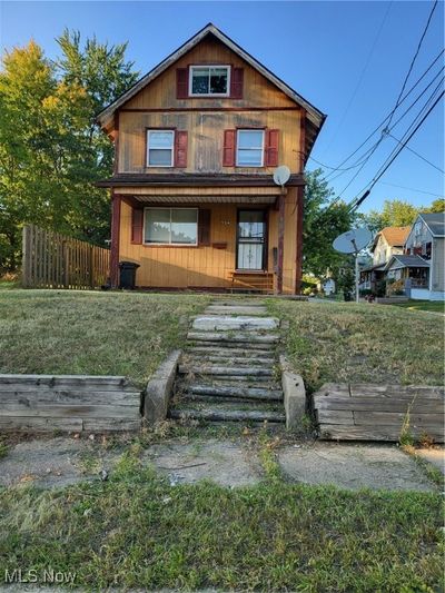 View of front facade featuring a front yard | Image 1