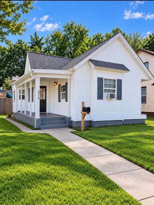 2210 Kemble Avenue, South Bend, IN, 46613-1720 | Card Image